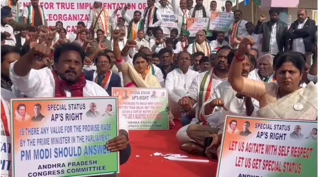 వైఎస్ షర్మిల ధర్నా