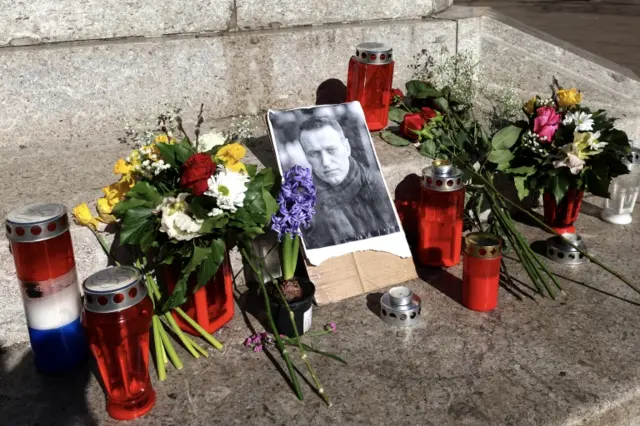 Фото Навального и цветы