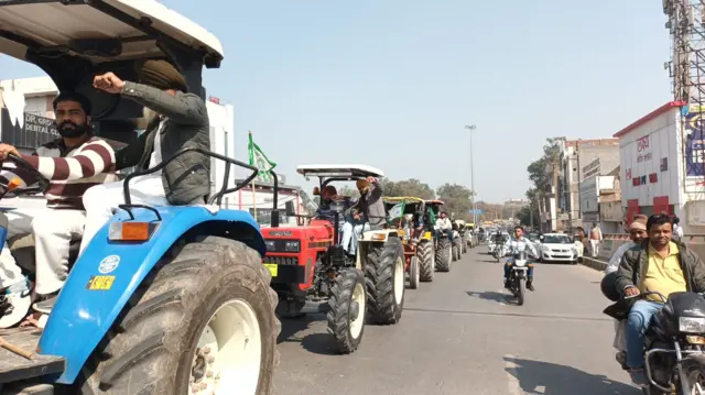 ਹਾਈਵੇ ਉੱਤੇ ਟਰੈਕਟਰ ਟਰਾਲੀਆਂ ਦੀ ਕਤਾਰ