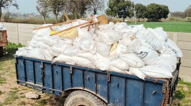 ਟਰਾਲੀ ਉੱਤੇ ਲੱਦੇ ਮਿੱਟੀ ਦੇ ਗੱਟੇ