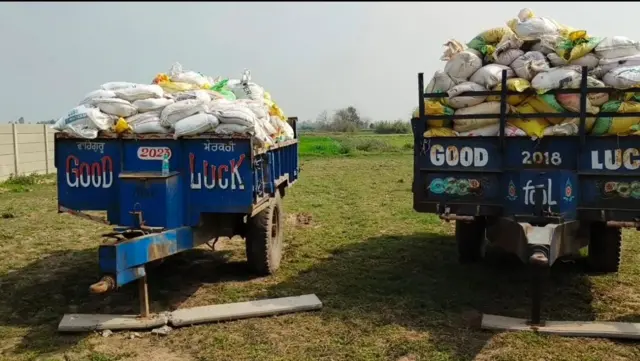 ਟਰਾਲੀਆਂ ਉੱਤੇ ਲੱਦੇ ਮਿੱਟੀ ਦੇ ਗੱਟੇ