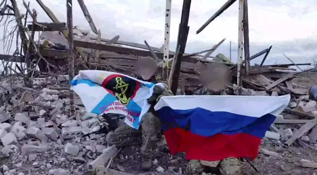 Видео с российскими флагами в Крынках опубликовал назначенный Москвой глава оккупированной части Херсонской области Владимир Сальдо