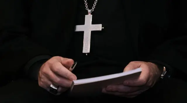 Foto gosiri onye yi uwe ụlọụka Katọlik