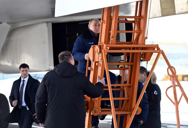 Путин поднимается на борт самолета