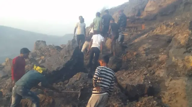 खदान धंसने से तीन की मौत