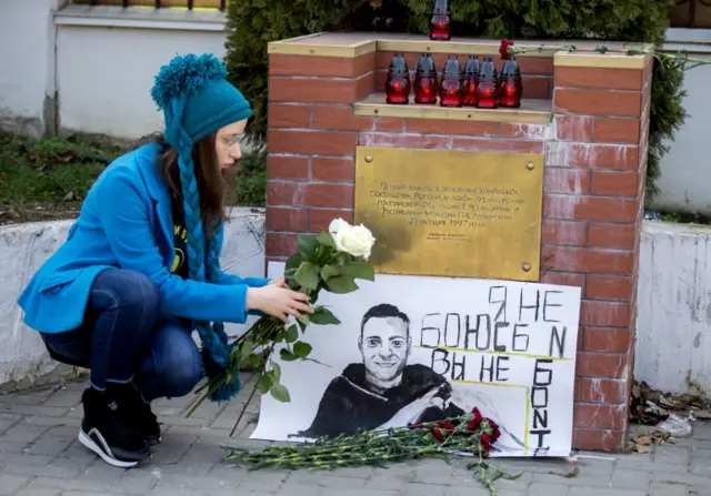 Цветы и свечи в память о Навальном