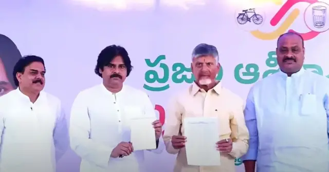 అభ్యర్థుల జాబితాను ప్రకటిస్తున్న చంద్రబాబు, పవన్ కల్యాణ్.