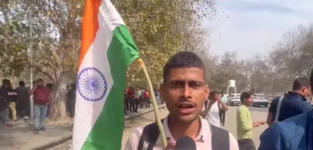 प्रदर्शन में शामिल युवा मयंक सचान