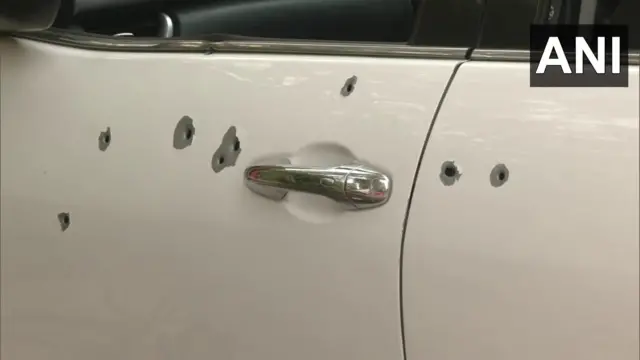 वह कार जिसमें रविवार को अज्ञात हमलावरों ने हरियाणा इनेलो प्रमुख नफे सिंह राठी की गोली मारकर हत्या कर दी थी.