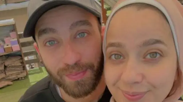 يحيى حسين وشقيقته هنا