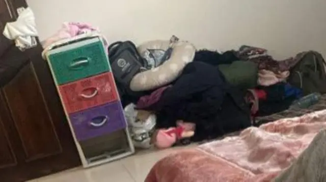 صورة لأكياس وحقائب مكدسة بزاوية في منزل رواء