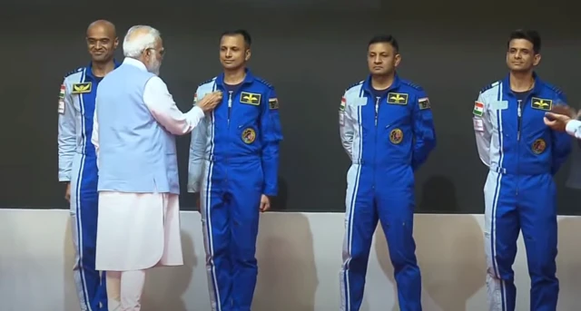 ग्रुप कैप्टन प्रशांत अलाकृष्णन नायर (सबसे दाएं), ग्रुप कैप्टन अजीत कृष्णन (दूसरे नंबर पर), ग्रुप कैप्टन अंगद प्रताप (तीसरे नंबर पर) और विंग कमांडर शुभांशु शुक्ला (सबसे बाएं) के साथ पीएम मोदी