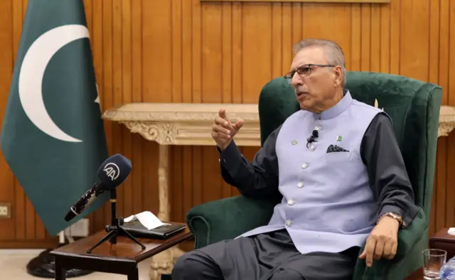 صدر عارف علوی کا کہنا تھا کہ یہ افسوسناک ہے کہ ملک کے چیف ایگزیکٹو نے ریاست کے سربراہ کے بارے میں ناقابل قبول زبان استعمال کی