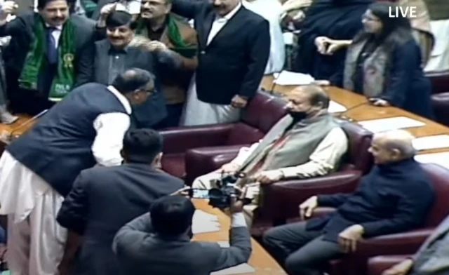 پاکستان مسلم لیگ ن کے سربراہ نواز شریف کے اسمبلی آمد کے موقع پردونوں جانب سے شدید نعرے بازی کی گئی