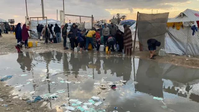 سكان المخيمات في قطاع غزة يصطفون لملء المياه
