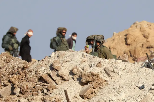 جنود إسرائيليون يحتجزون رجالًا فلسطينيين معصوبي الأعين في شاحنة عسكرية