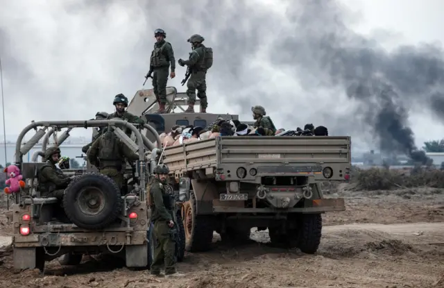 معتقلون فلسطينيون في شاحنة وحولهم جنود إسرائيليون