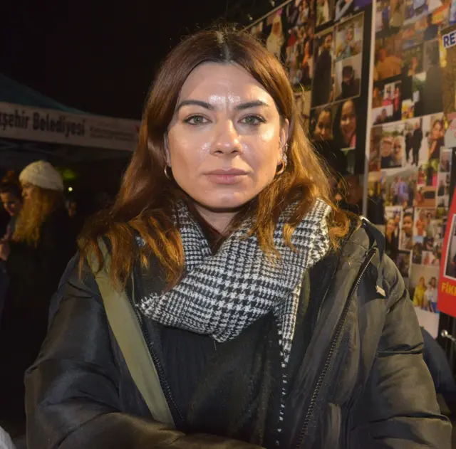 Ebrar Sitesi’nde kardeşini kaybeden Gülhan Sarp: “6 Şubat bizde kapanmayacak bir yara, şu an burası yangın yeri”