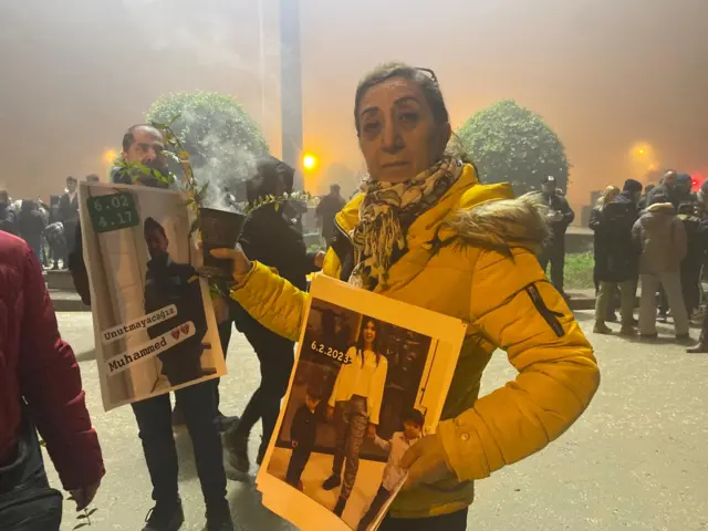 Hatay'da saat 4.17'de düzenlenen anma töreni sırasında yetkililer kalabalık tarafından protesto edildi