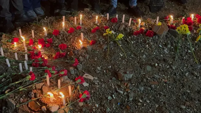 Diyarbakır'da Diyar Galeria binasının enkazına karanfiller bırakıldı, mumlar yakıldı