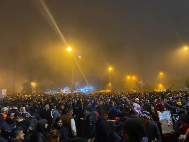 Hatay'da saat 4.17'de düzenlenen anma töreni sırasında yetkililer kalabalık tarafından protesto edildi
