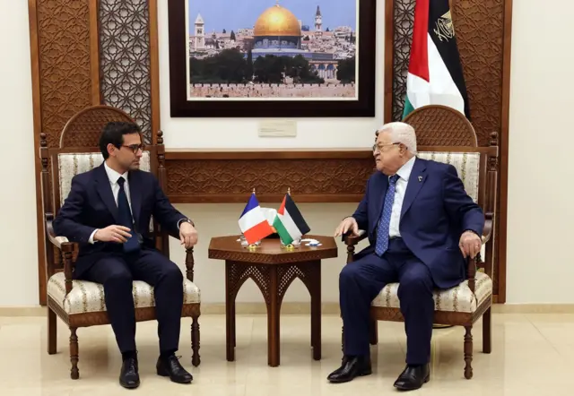 الرئيس الفلسطيني ووزير الخارجية الفرنسي