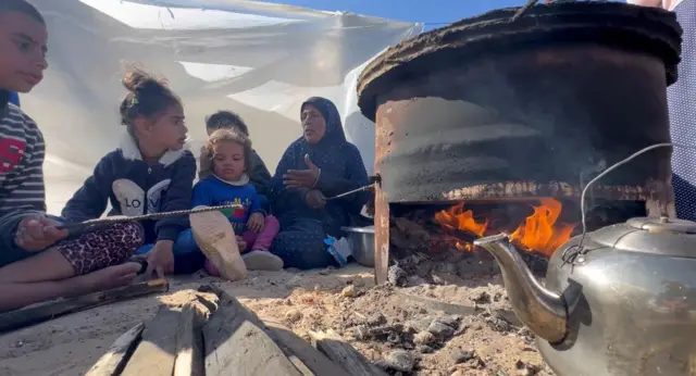 يعيش النازحون الفلسطينيون في خيام مؤقتة مصنوعة من النايلون والبلاستيك.