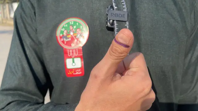 پولنگ سٹیشن کے اندر موبائل فون لے جانے کی اجازت نہیں ہے