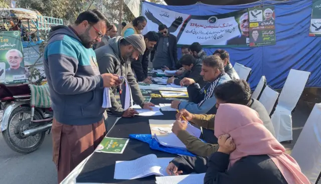ملتان میں قومی اسمبلی کی چھ نشستوں کے لیے مقابلہ جاری ہے