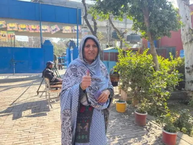 ఓటు వేసిన మహిళ