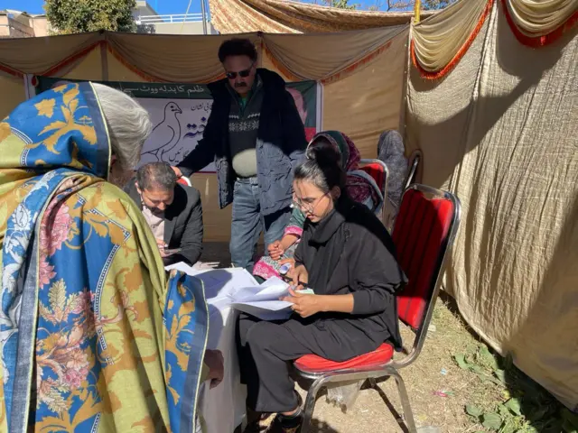 اسلام آباد کے شہری علاقوں میں  پولنگ شروع ہونے کے پہلے تین گھنٹوں کے دوران لوگوں کی بہت کم لوگ ووٹ ڈالنے کے لیے نکلی