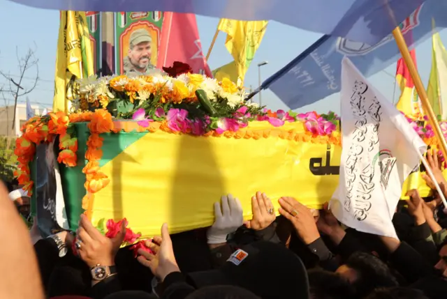 عراقيون يحملون نعش أبو باقر الساعدي.