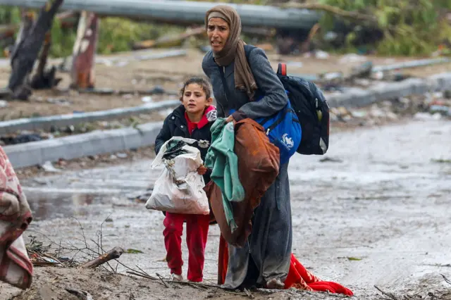 فرار سيدة فلسطينية وابنتها من الحرب في شمال غزة إلى جنوبها.