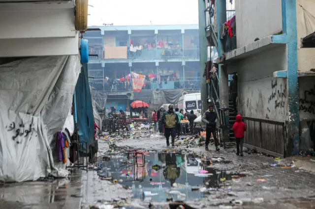 تلجأ العديد من الأسر الفلسطينية في ظل ظروف قاسية إلى مدارس تابعة لوكالة الأمم المتحدة لإغاثة وتشغيل اللاجئين الفلسطينيين (الأونروا)