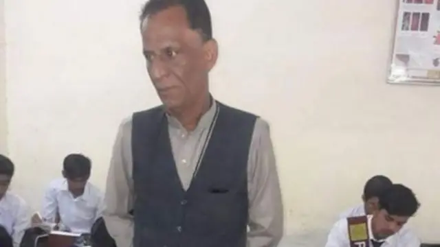 अपनी क्लास में प्रोफ़ेसर नूतन लाल