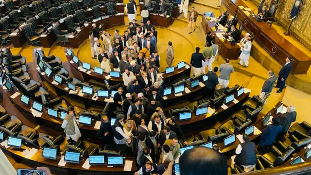 ہاکستان تحریک انصاف کے حمایت یافتہ انید وار علی امیں گنڈہ پور اور پاکستان مسلم لیگ ن کے امیدوار عباداللہ خان کے درمیان مقابلہ ہے