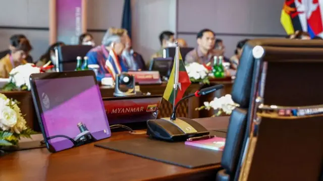 ၂၀၂၃ ခုနှစ် မေလ အင်ဒိုနီးရှားနိုင်ငံမှာ ကျင်းပခဲ့တဲ့ အာဆီယံနိုင်ငံခြားရေးဝန်ကြီးအစည်းအဝေးပွဲမှာ လစ်လပ်နေတဲ့ မြန်မာကိုယ်စားပြုထိုင်ခုံ