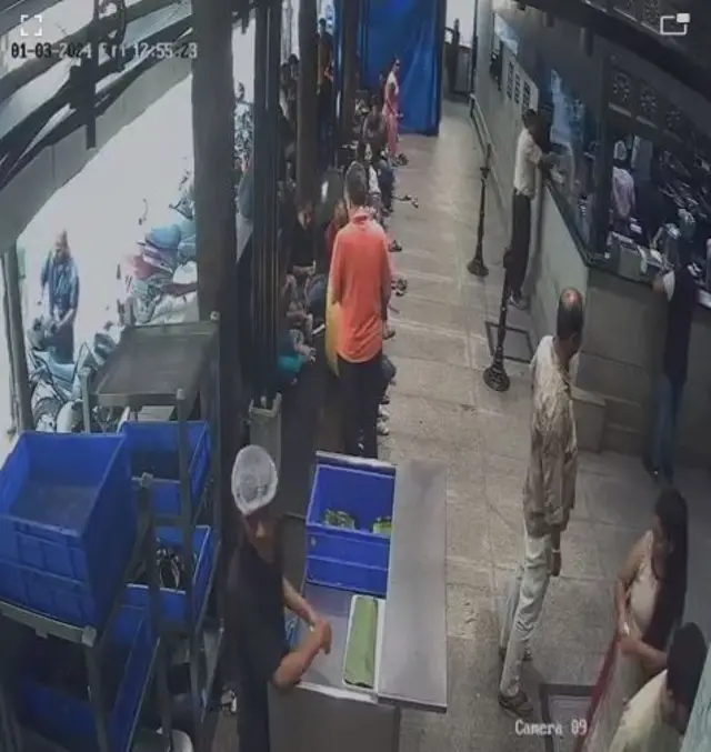 बेंगलुरु के रामेश्वरम कैफ़े में विस्फ़ोट का सीसीटीवी फ़ुटेज़, पुलिस सोर्सेज ने फ़ुटेज़ शेयर किया है.