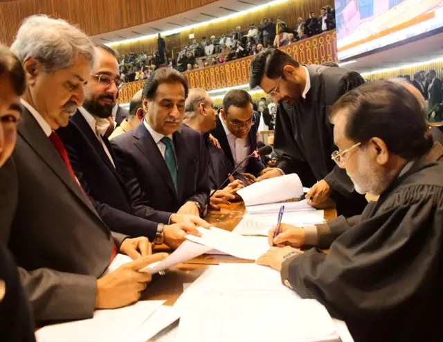 سپیکر کے عہدے کے لیے پاکستان مسلم لیگ ن کے سردار ایاز صادق نے کاغذاتِ نامزدگی جمع کروائے ہیں، جو منظور کر لیے گئے ہیں