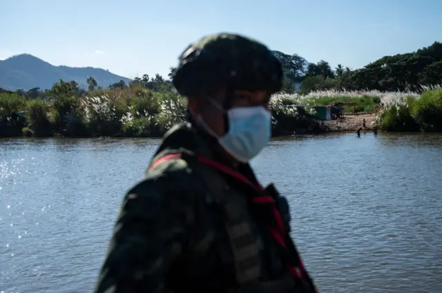 ၂၀၂၁ ခုနှစ်တုန်းက ထိုင်း-မြန်မာနယ်စပ် သောင်ရင်းမြစ်ဘေးနားမှာ လုံခြုံရေးစောင့်ကြည့်နေတဲ့ထိုင်းစစ်သားတစ်ဦး