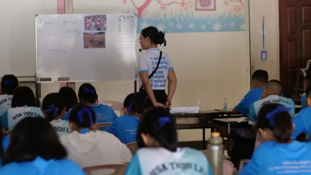 မြန်မာရွှေ့ပြောင်းကလေးငယ်တွေအပါအဝင် စစ်ရှောင်နဲ့ အိုးအိမ်မဲ့ကလေးငယ်တွေပါ တက်ရောက် ပညာသင်ကြားနိုင်တဲ့ မဲဆောက်မြို့က ဆာသူးလေ အထက်တန်းကျောင်း စာသင်ခန်း