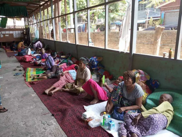 မြဝတီက စာသင်ကျောင်းတစ်ကျောင်းမှာ တိမ်းရှောင်နေတဲ့ သင်္ကန်းညီနောင် စစ်ဘေးရှောင်တွေ