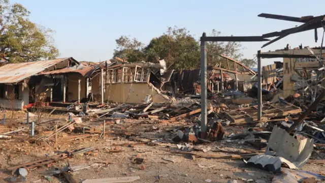 ဖေဖော်ဝါရီ ၂၀ ရက်က ရမ်းဗြဲမြို့လေကြောင်းတိုက်ခိုက်ခံထားရတဲ့မြင်ကွင်း