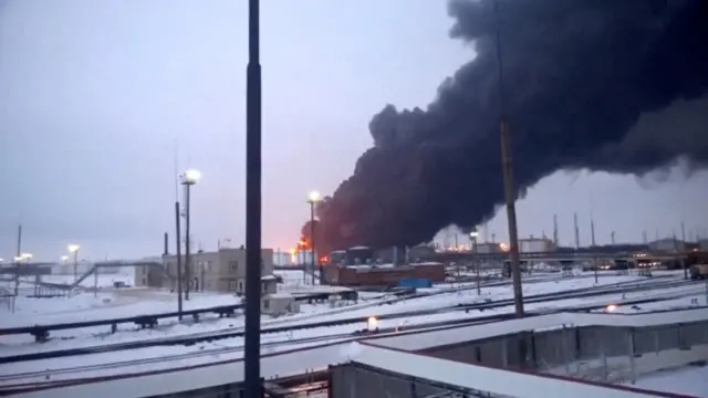 Загоревшийся НПЗ в Рязани