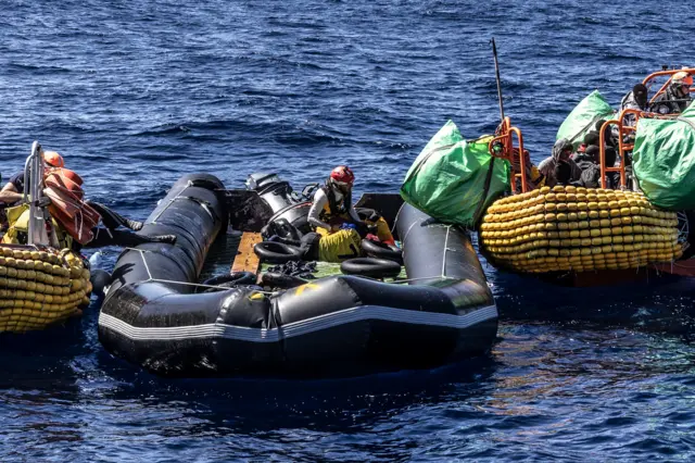 گروه امداد و نجات به پناهجویان (SOS Mediterranee) این عکس را از نجات ۲۵ پناهجوی سرگردان روی دریا منتشر کرده است