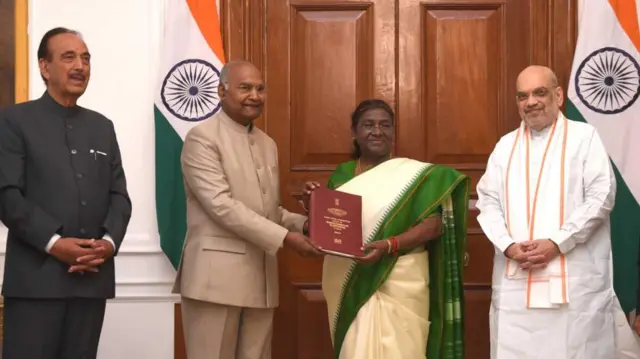 జమిలి ఎన్నికలపై నివేదికను రాష్ట్రపతికి సమర్పించిన కోవింద్ కమిటీ