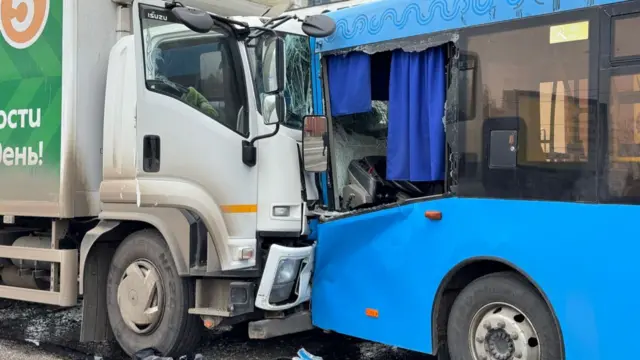 столкновение грузовика и автобуса