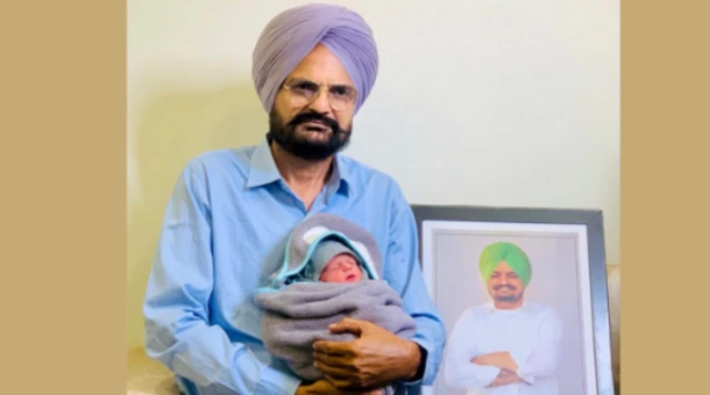 सिद्धू मूसेवाला के पिता बलकौर सिंह और मां चरण कौर दूसरी बार माता-पिता बने हैं।