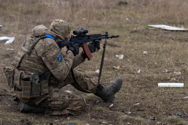Украинский военный на учениях около линии фронта