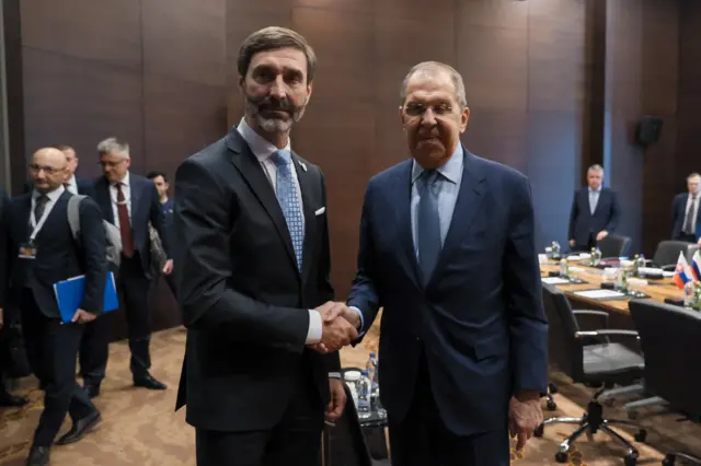 МИД России опубликовал кадры с рукопожатием в своем аккаунте в фецсбуке